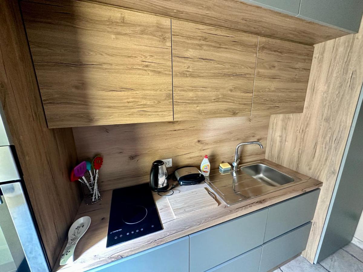 Amos City Center Apartment Тирана Экстерьер фото