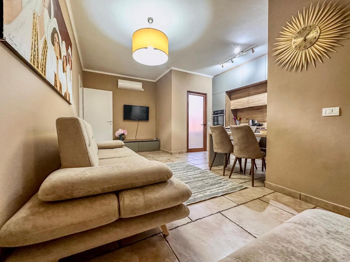Amos City Center Apartment Тирана Экстерьер фото