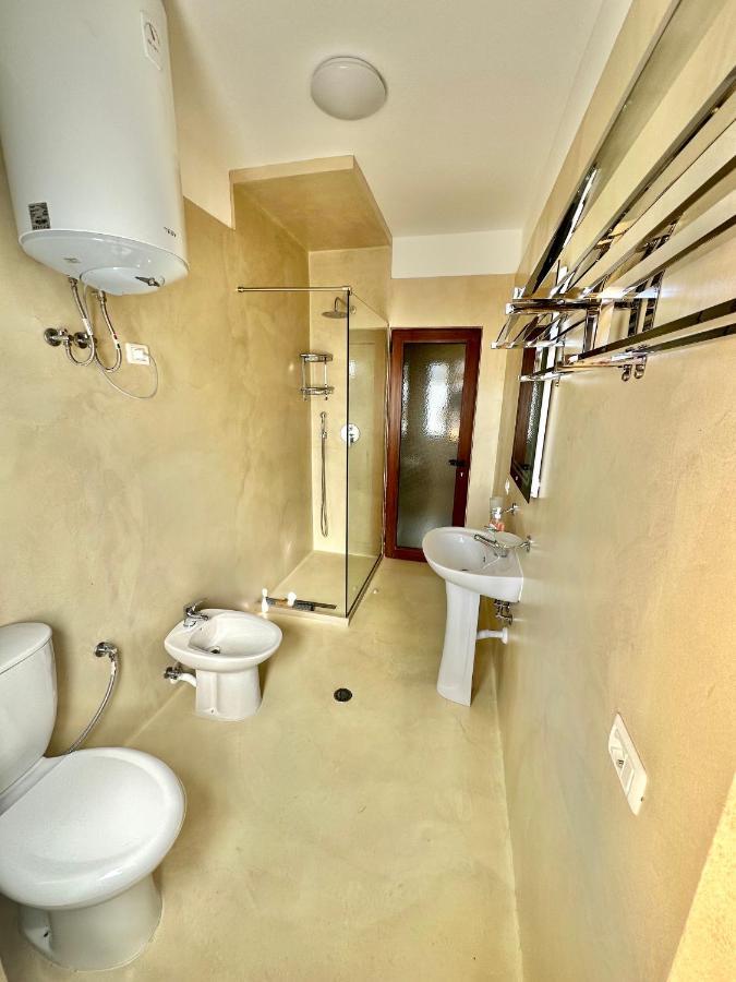Amos City Center Apartment Тирана Экстерьер фото